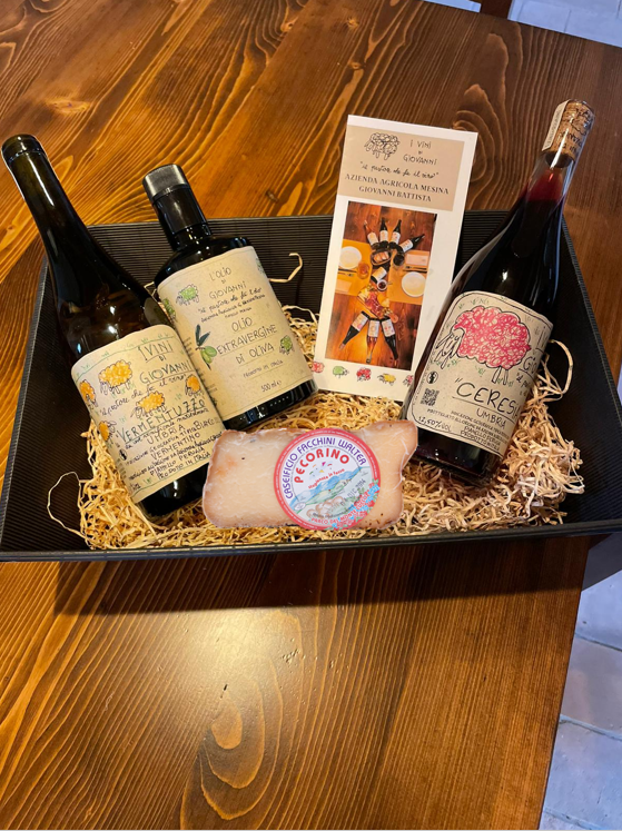 Cesto 2 Bottiglie + Olio + Pecorino stagionato